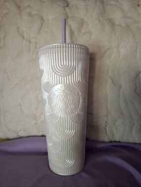 Starbucks White Pearl Mermaid Siren Irridescent Textured Cold Cup with Straw New
